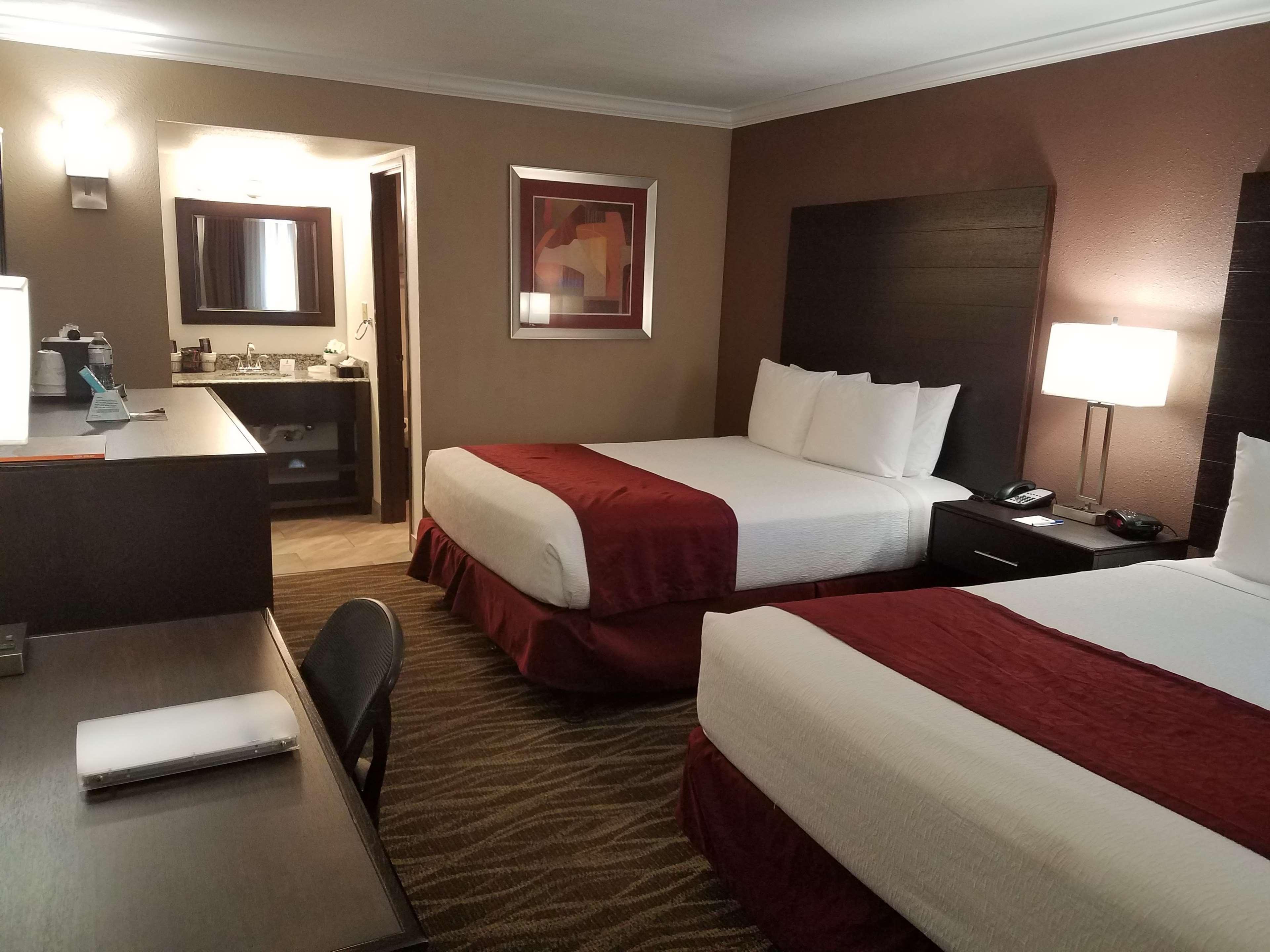 Western Innsuites Foothills & Hotel