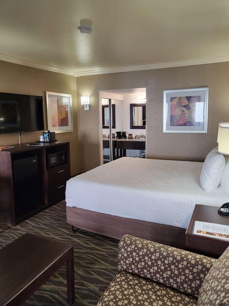 Western Innsuites Foothills & Hotel
