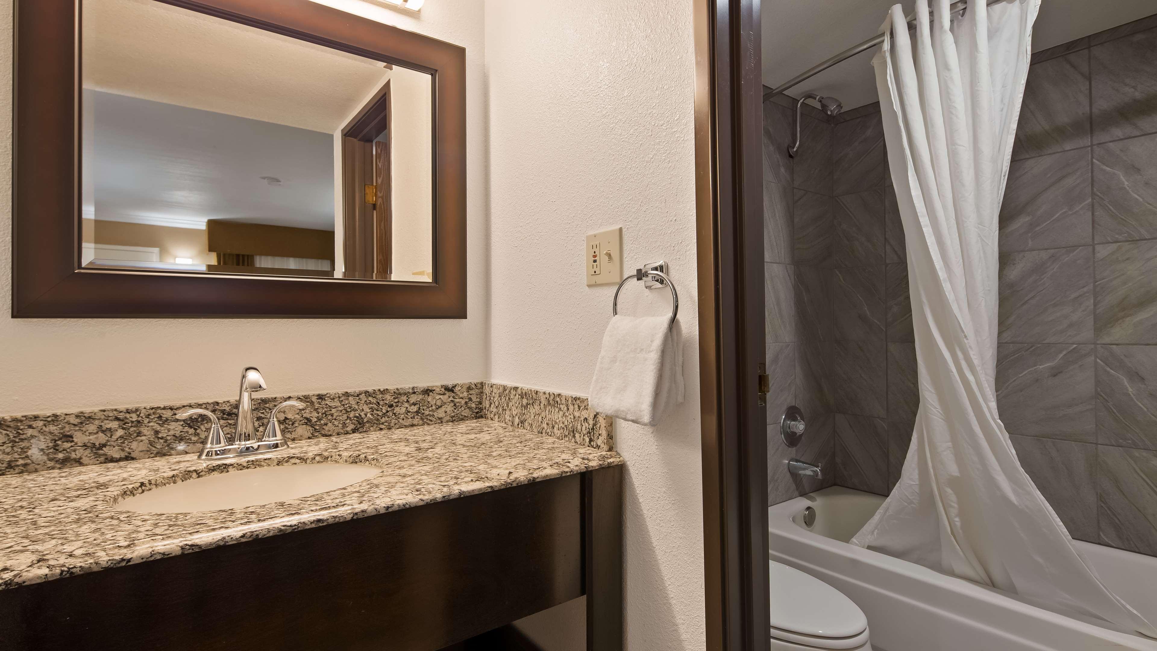 Hotel Western Innsuites Foothills &