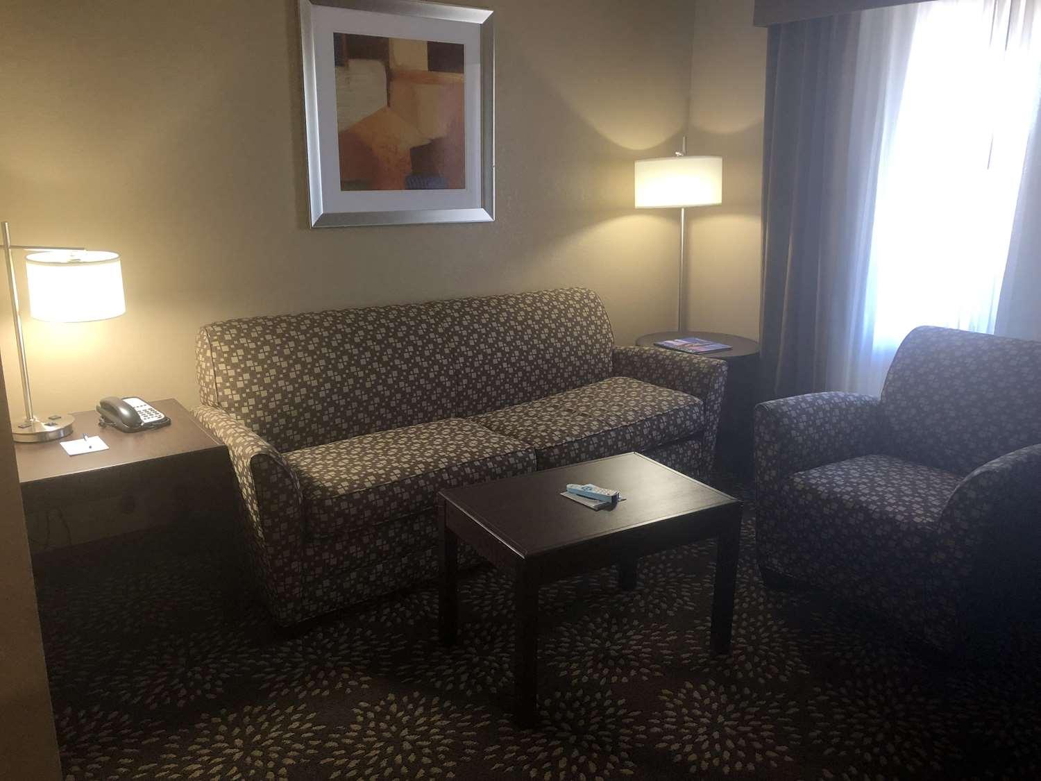 Western Innsuites Foothills &