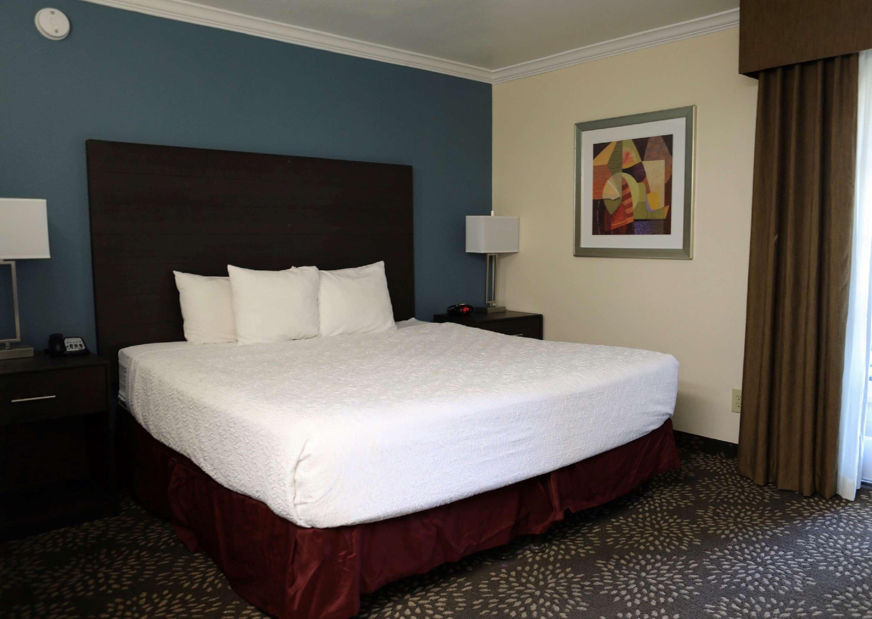 Western Innsuites Foothills & 3*