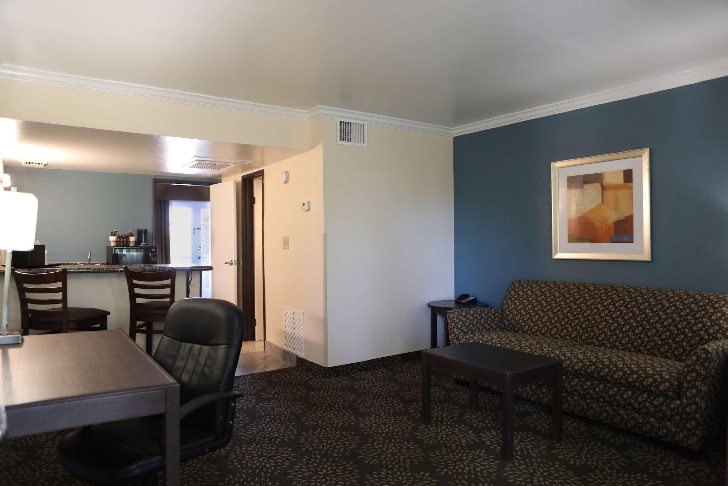 Western Innsuites Foothills &