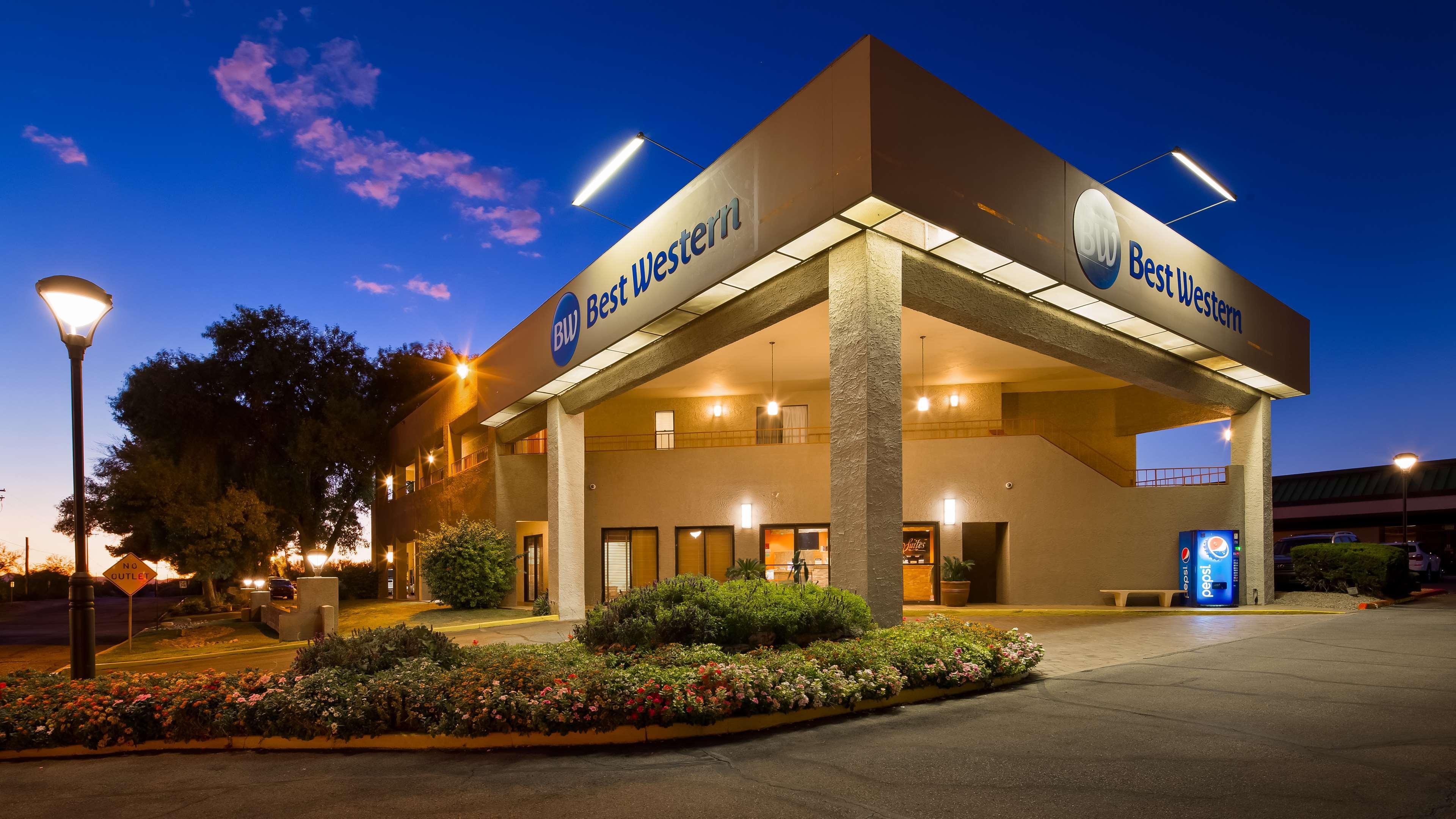 Western Innsuites Foothills & Hotel