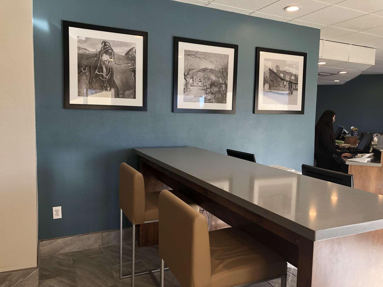 Western Innsuites Foothills & Hotel