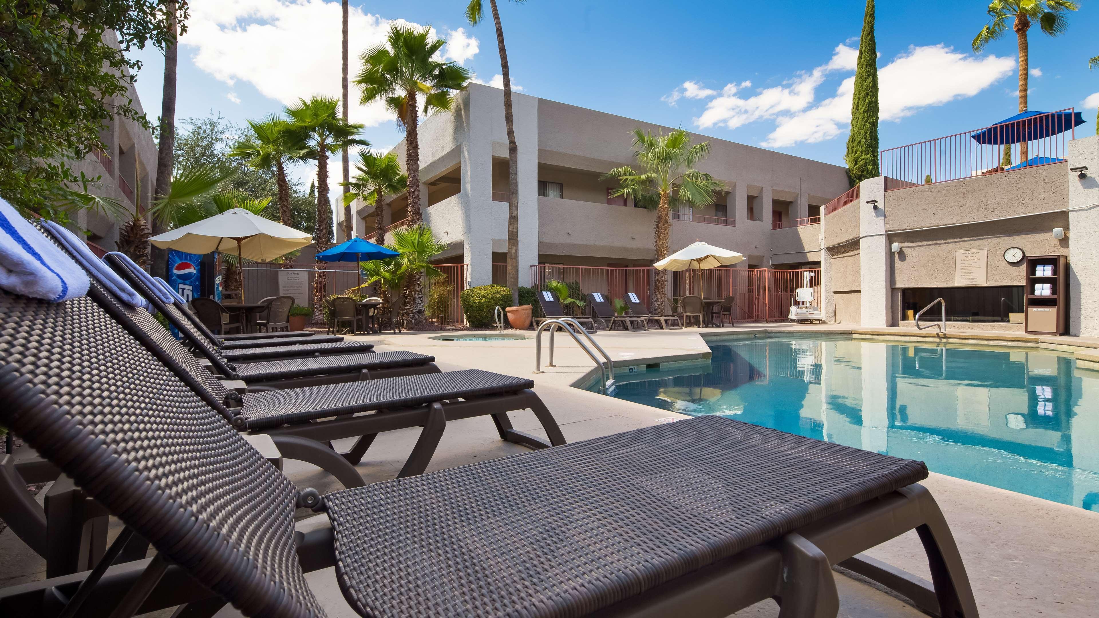 Western Innsuites Foothills & 3*