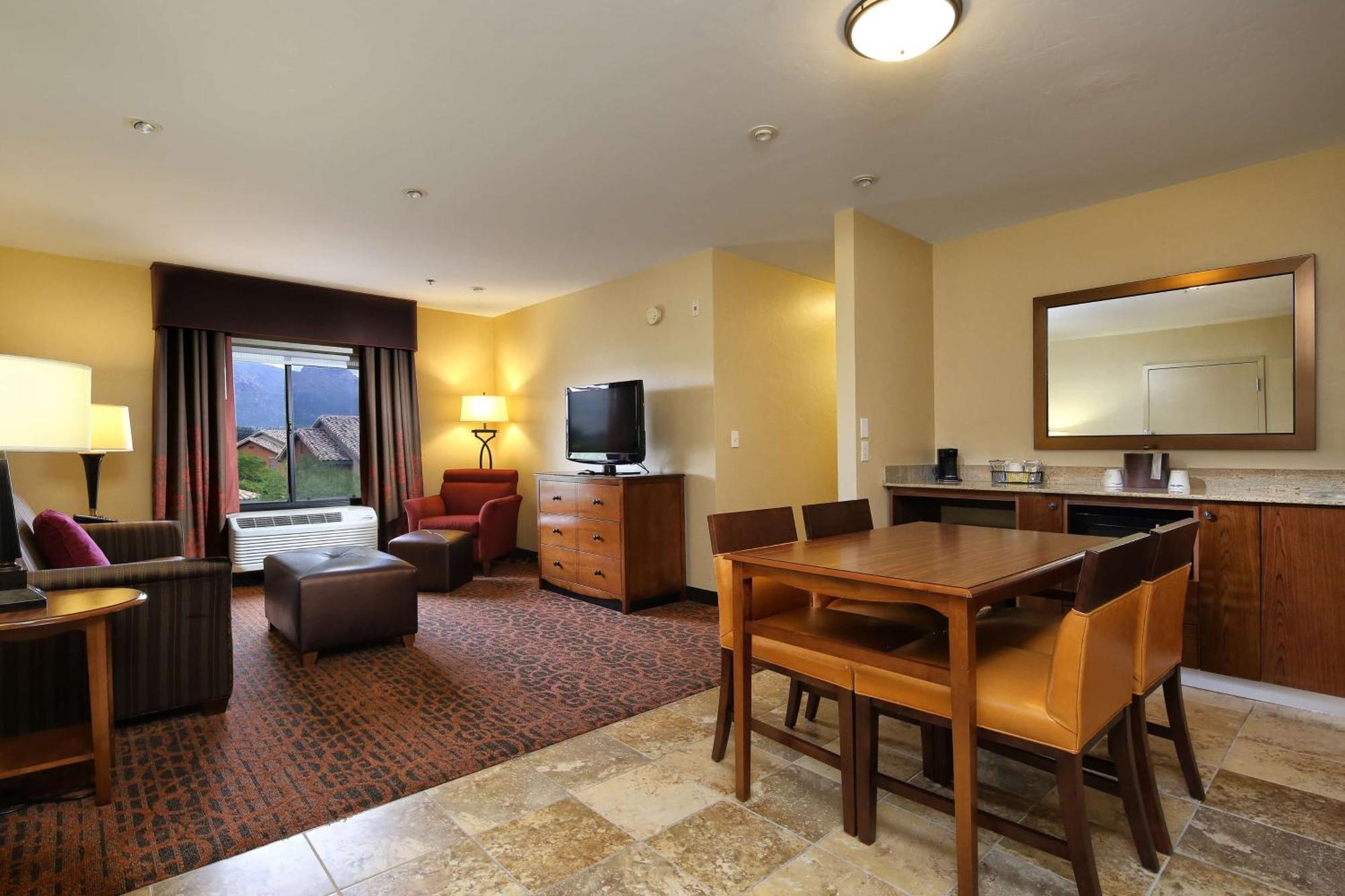 Hampton & Mall Hotel 3*