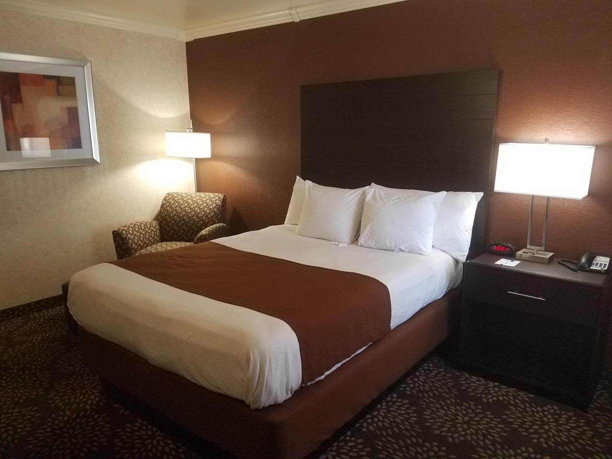 Western Innsuites Foothills &