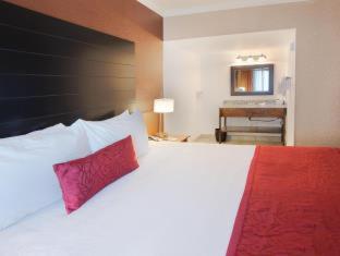 Western Innsuites Foothills &