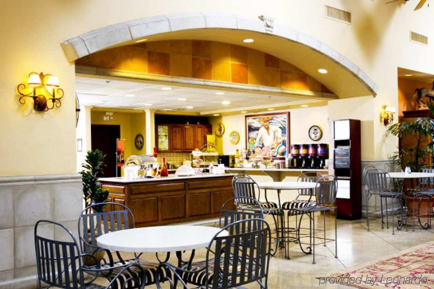 Hampton & Mall Hotel 3*