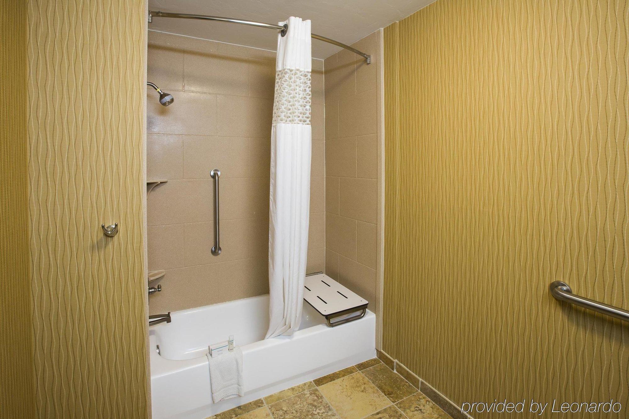 Hampton & Mall Hotel 3*