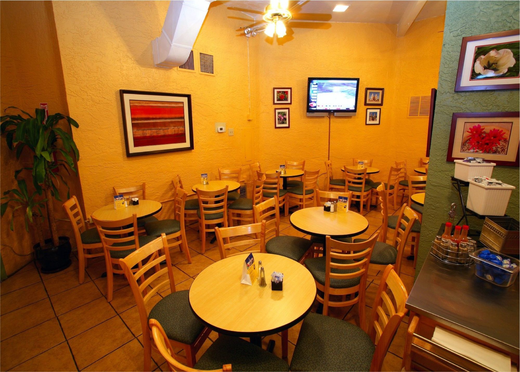 Western Innsuites Foothills &