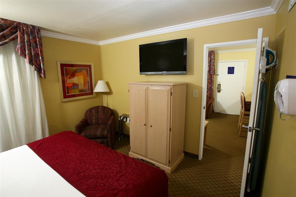 Western Innsuites Foothills & 3*