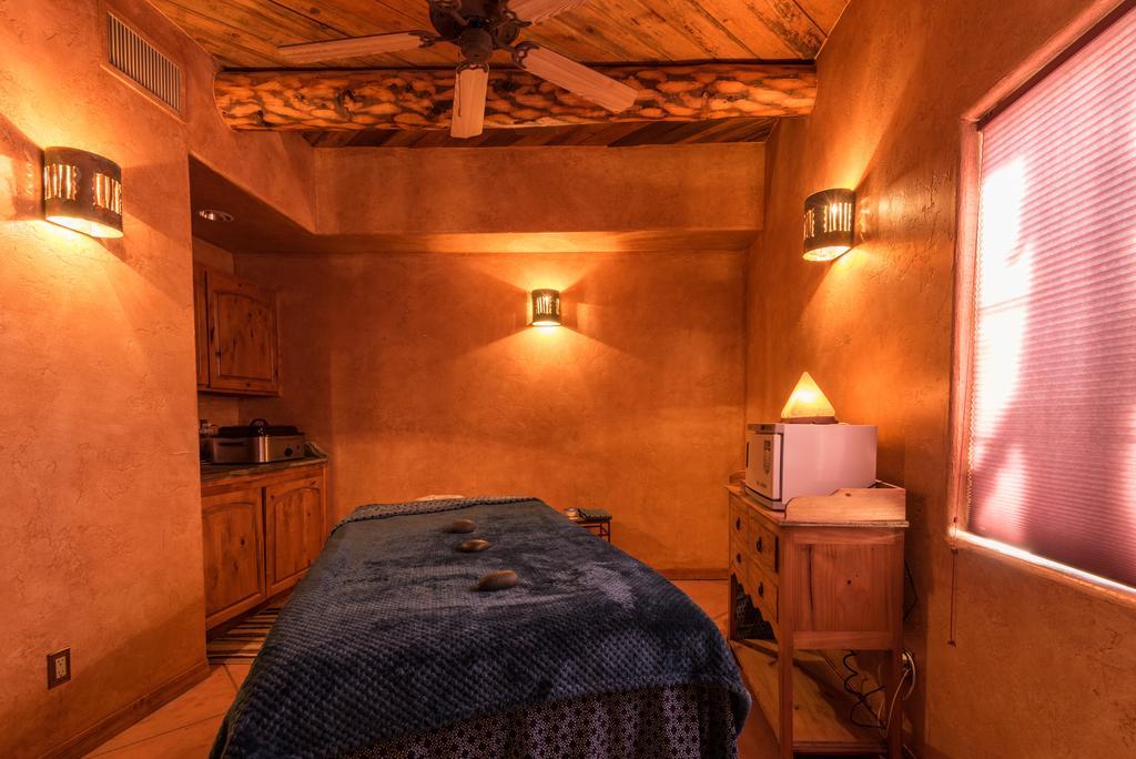 Bed & Breakfast White Stallion Ranch 4*