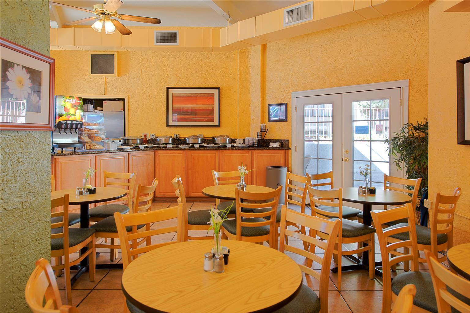 Western Innsuites Foothills & Hotel