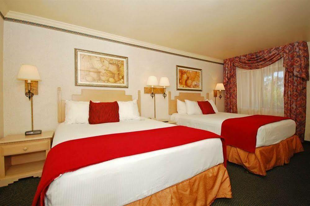 Western Innsuites Foothills & 3*
