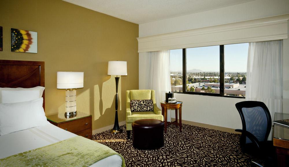 Delta By Marriott Phoenix Hotel 3*