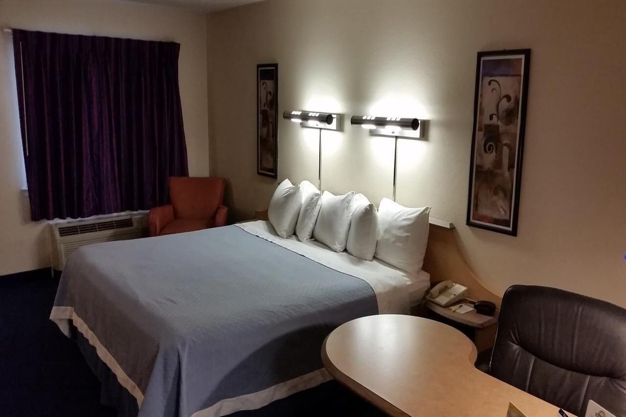 Hotel Red Roof + West 3*