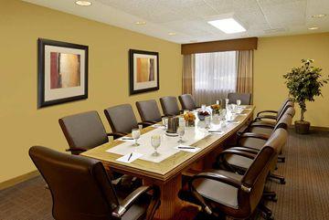 Embassy By Hilton Phoenix Hotel 4*
