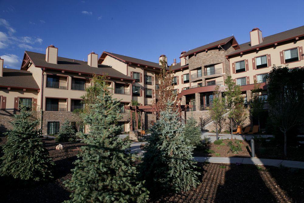 Courtyard 3*