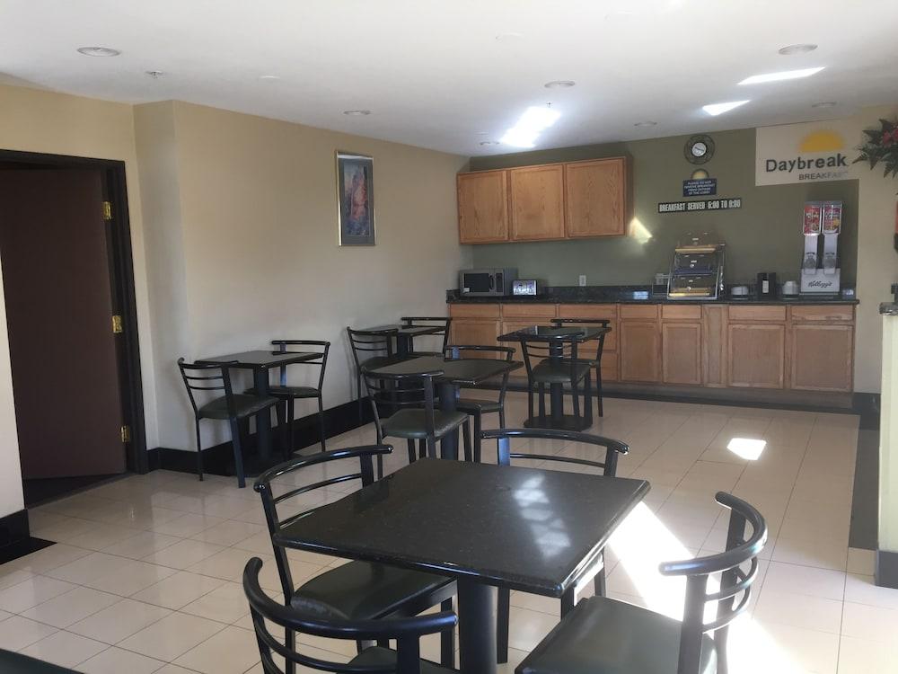 Hotel Days By Wyndham Airport 3*