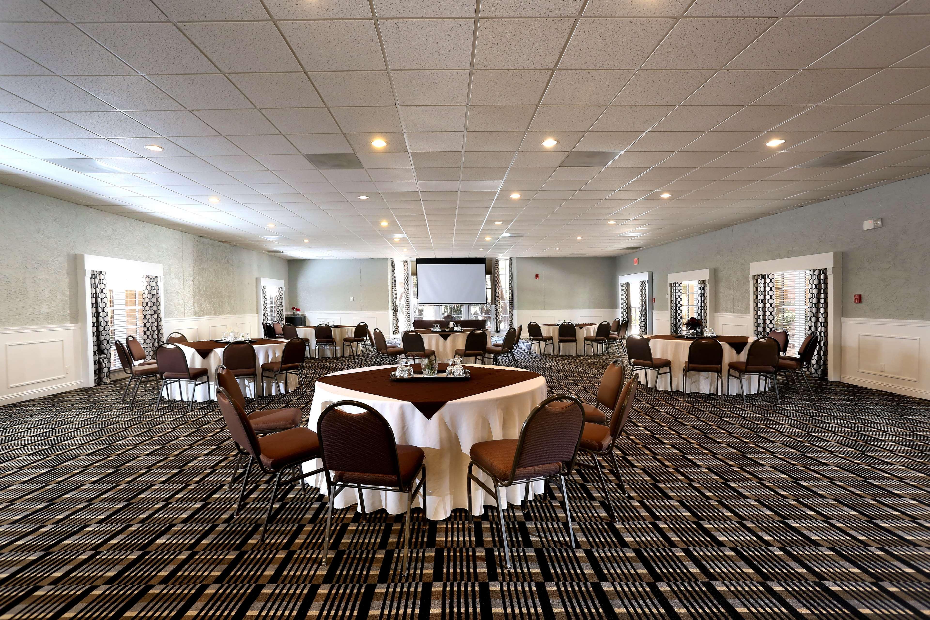 Doubletree By Hilton Airport Hotel 4*