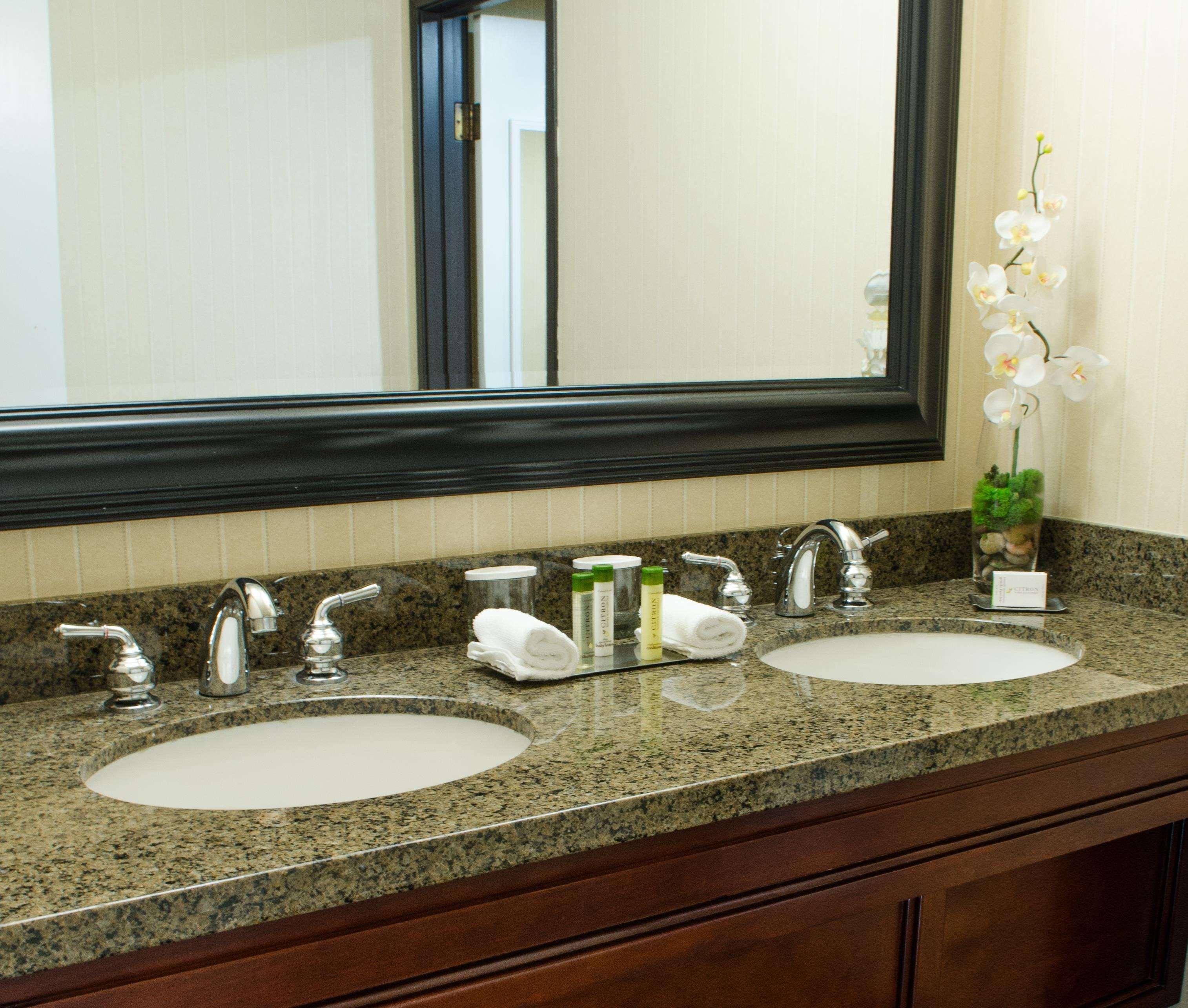 Doubletree By Hilton Airport