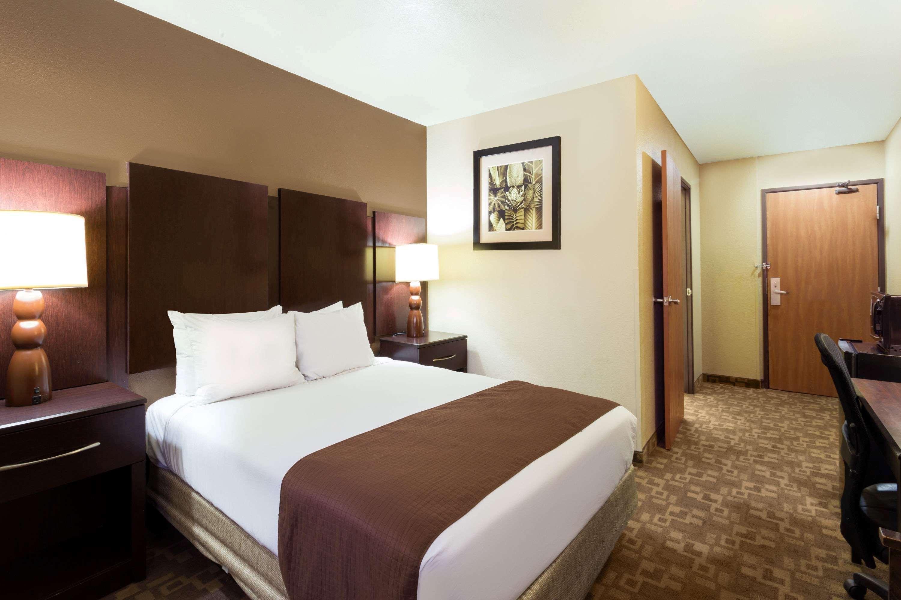Super 8 By Wyndham Phoenix Hotel