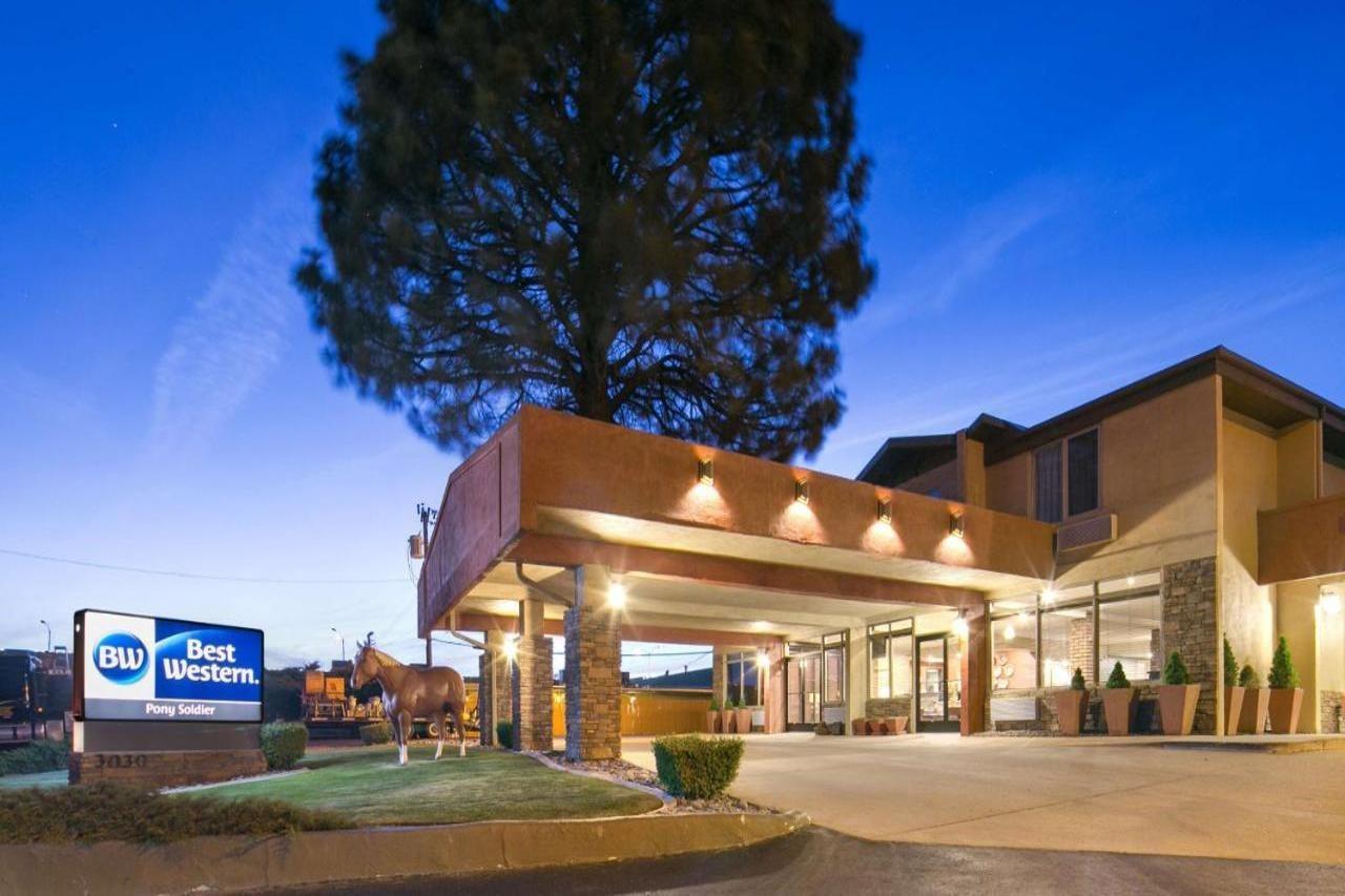 Hotel Western Pony Soldier & Flagstaff