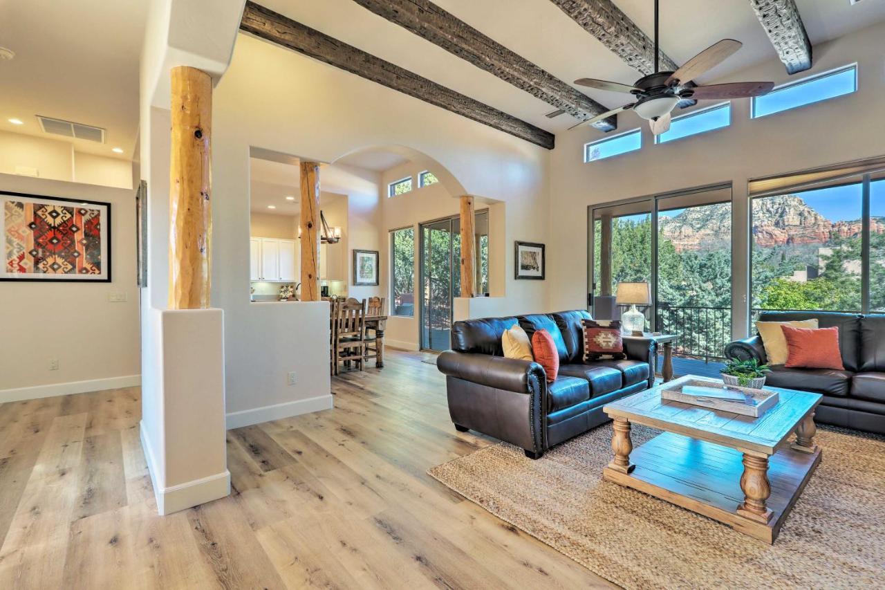 Luxury Living Remodeled With Red Rock Views! Holiday home