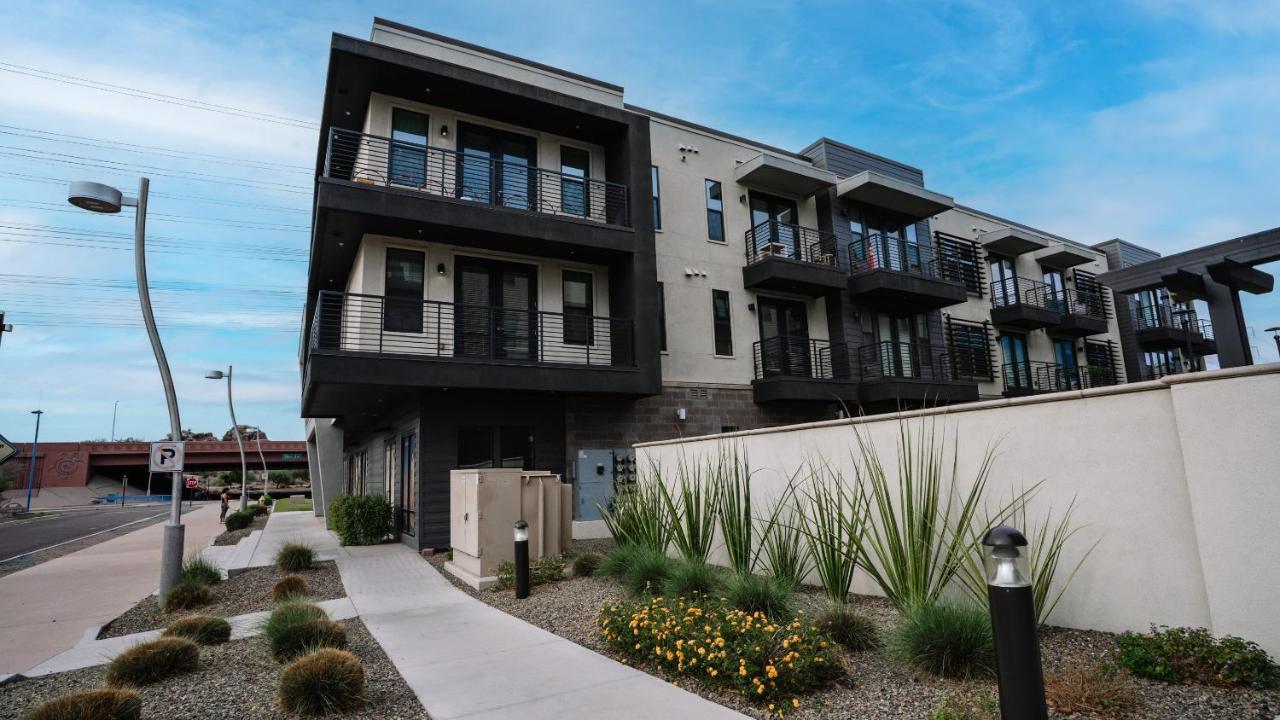 Apartment Frontdesk Vela At Town Apts Tempe