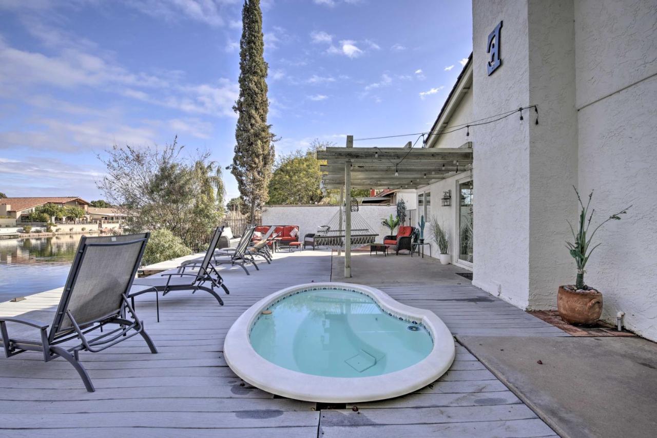 Holiday home Lakefront House With Sun Deck, Hot Tub And Boats Tempe