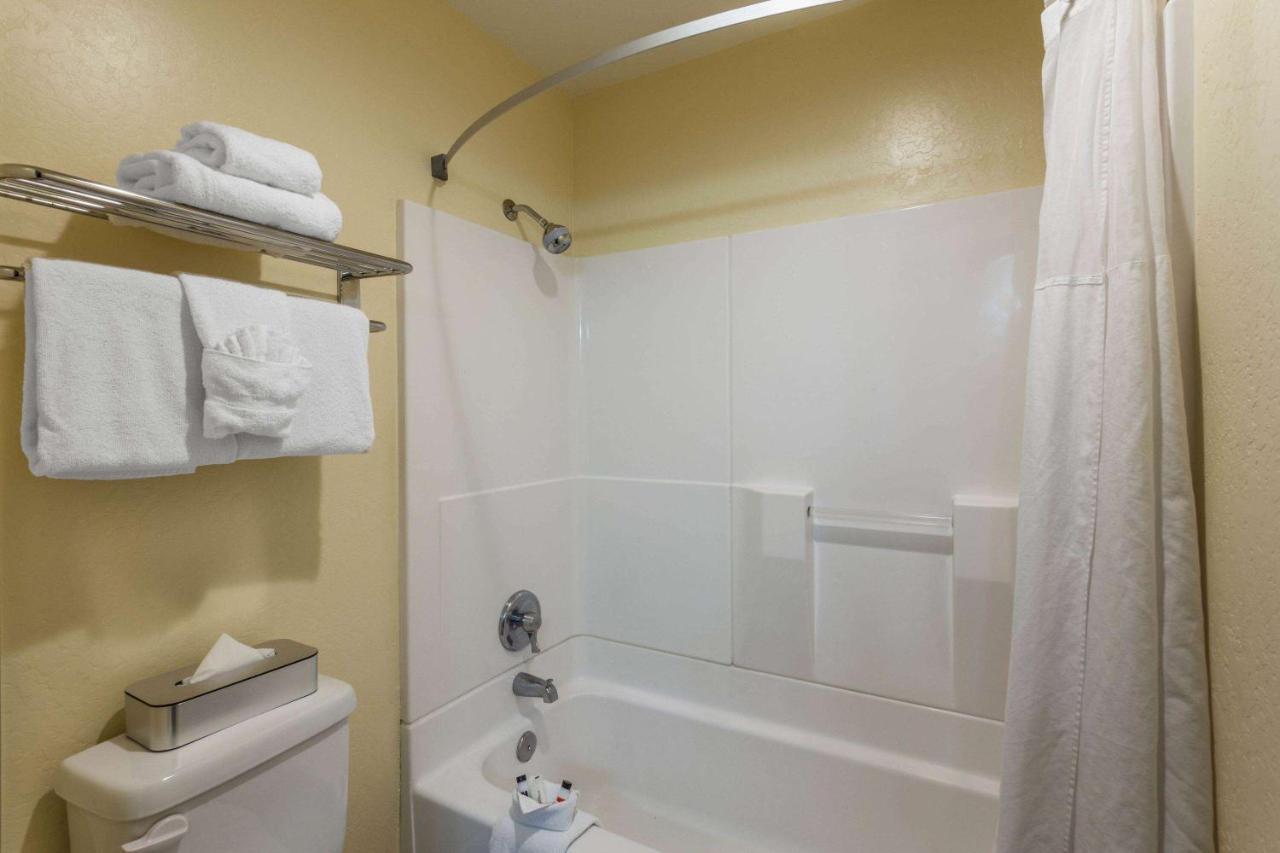 Hotel Days & By Wyndham East