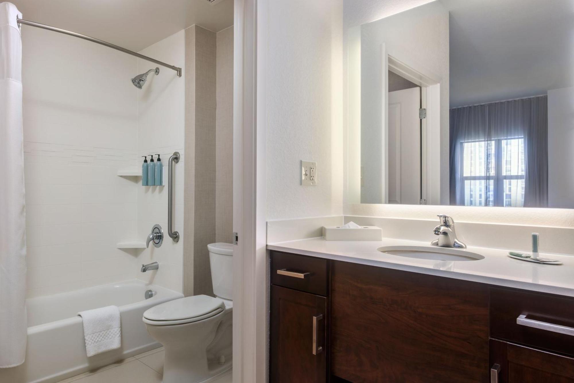 Hotel By Marriott Downtown/university 3*