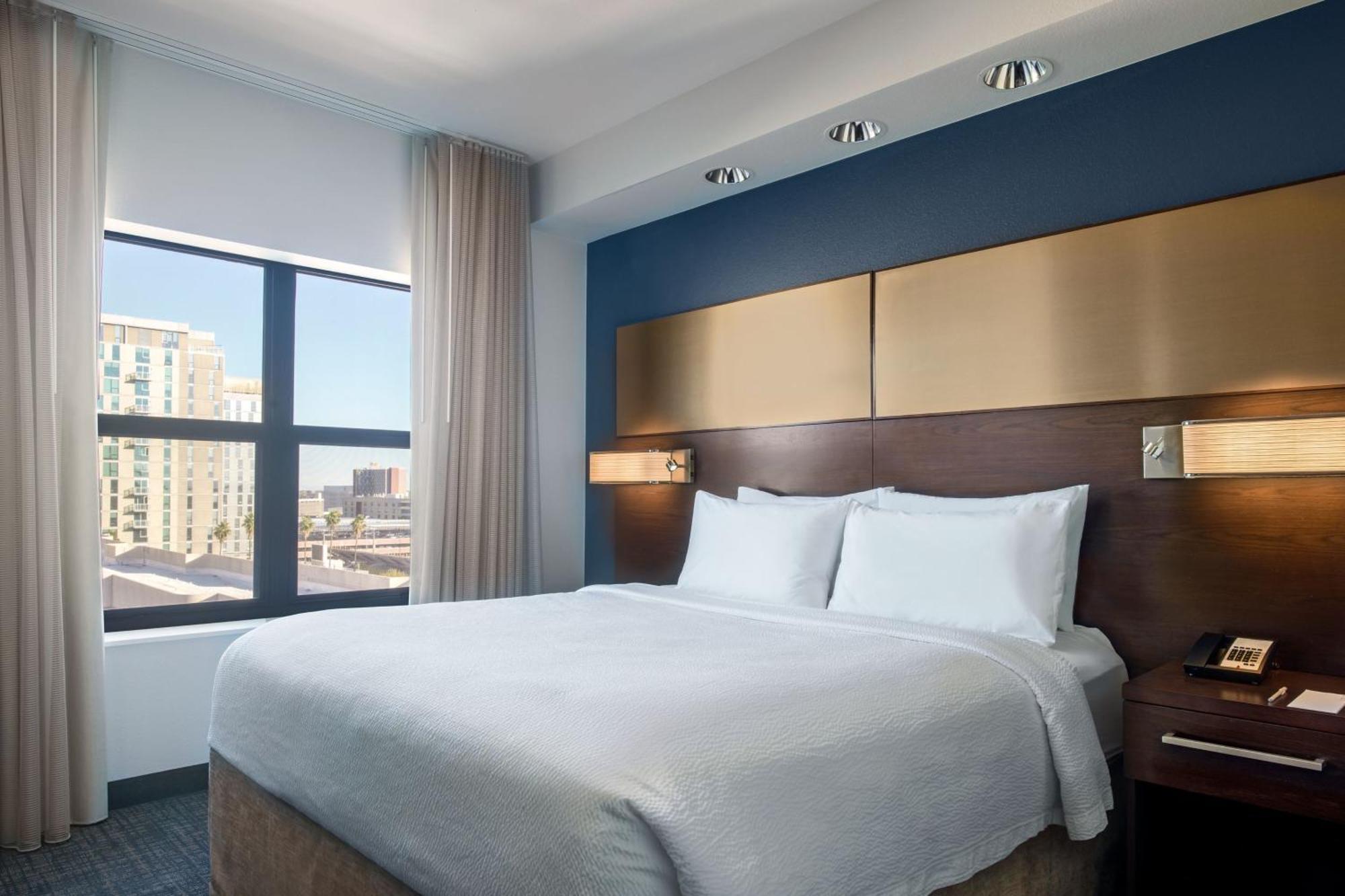 By Marriott Downtown/university Hotel 3*