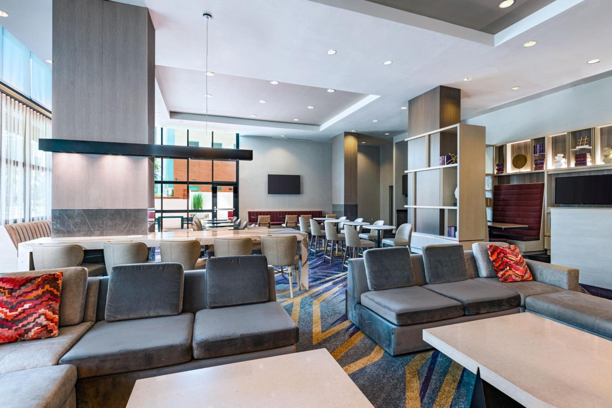 Hotel By Marriott Downtown/university 3*