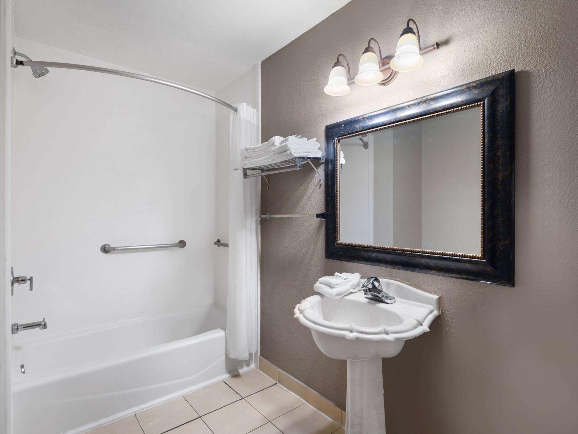 Hotel Travelodge By Wyndham Az 2*