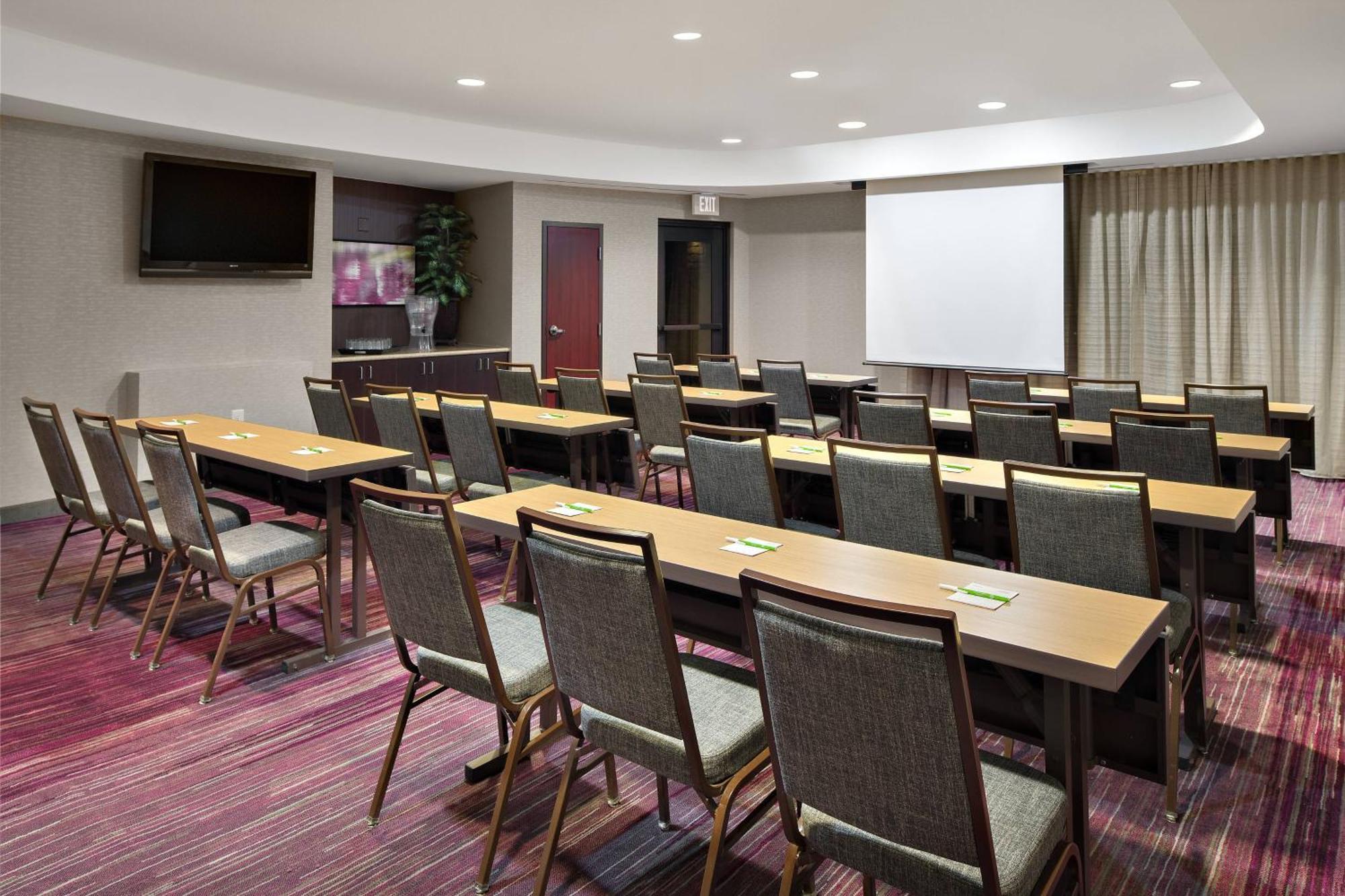 Courtyard Hotel 3*