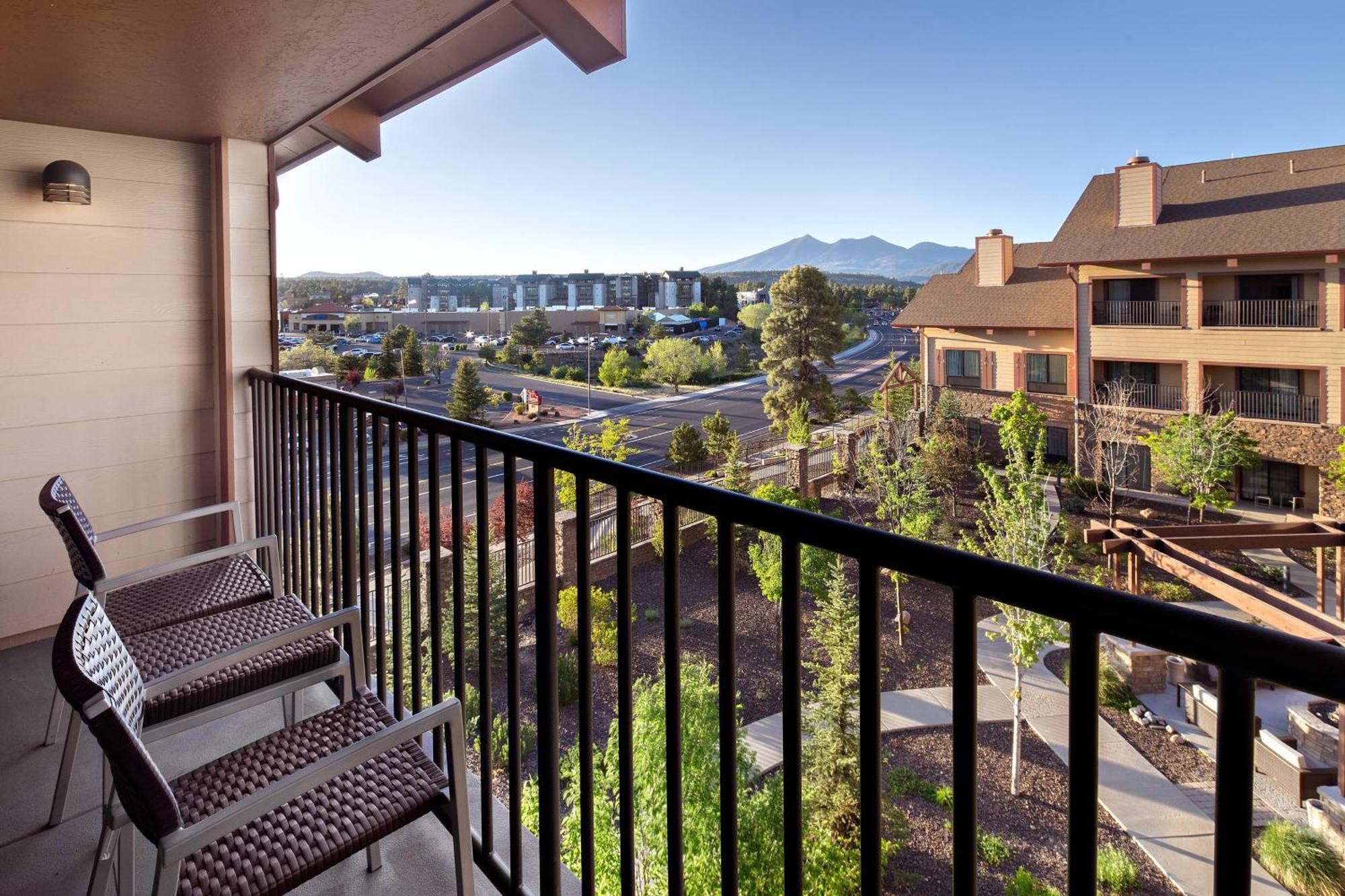 Courtyard 3*