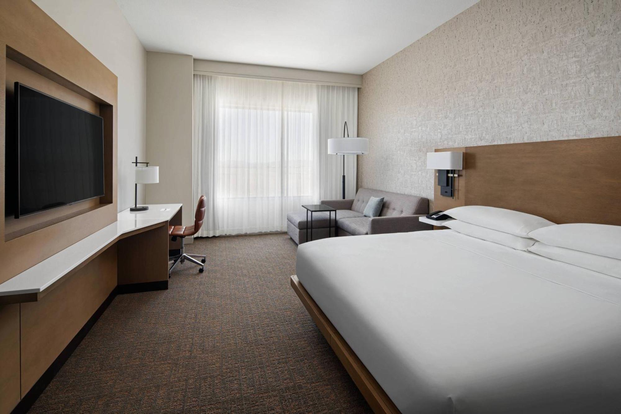 Marriott Phoenix Hotel 4*