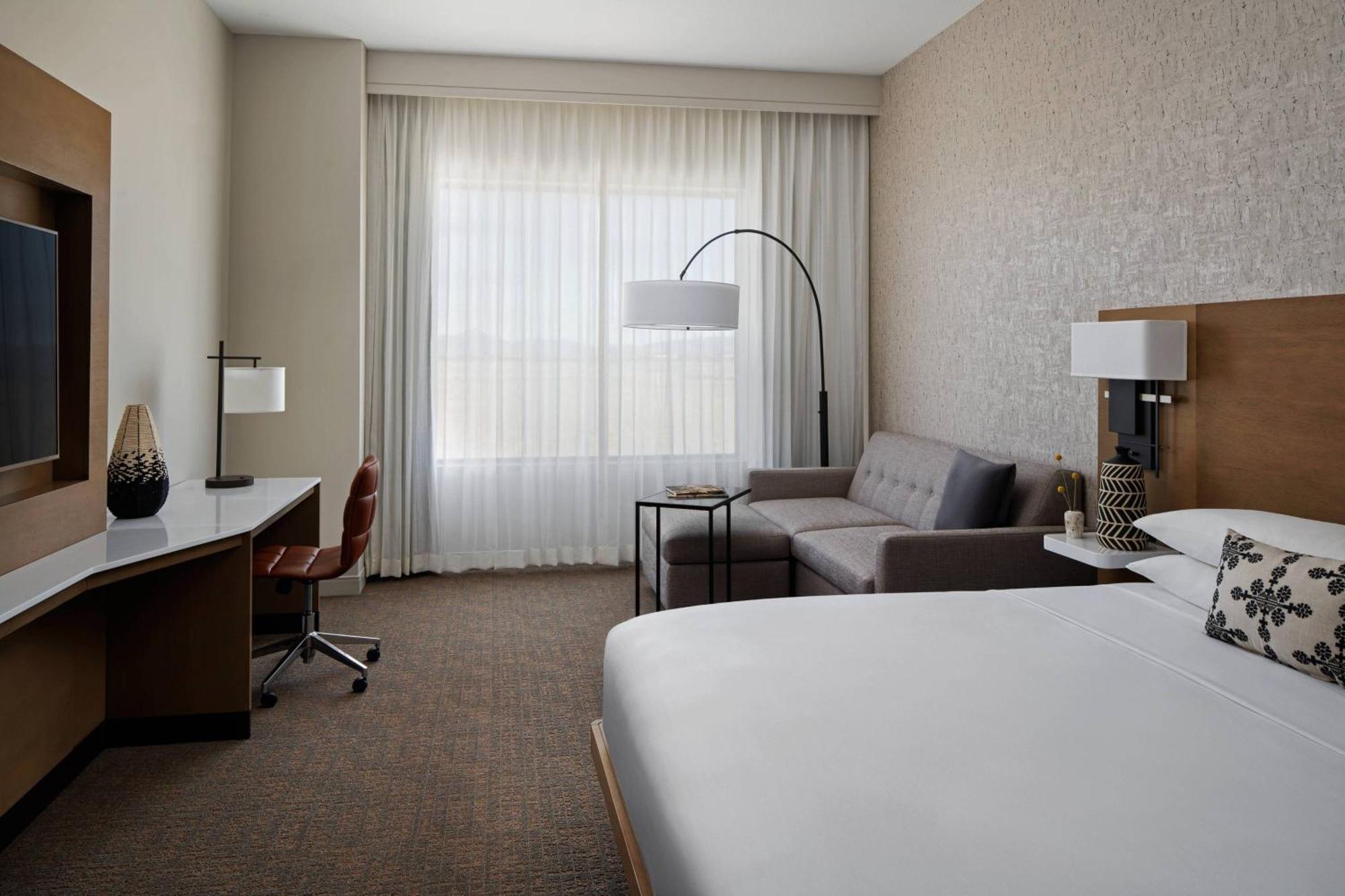 Marriott Phoenix Hotel 4*