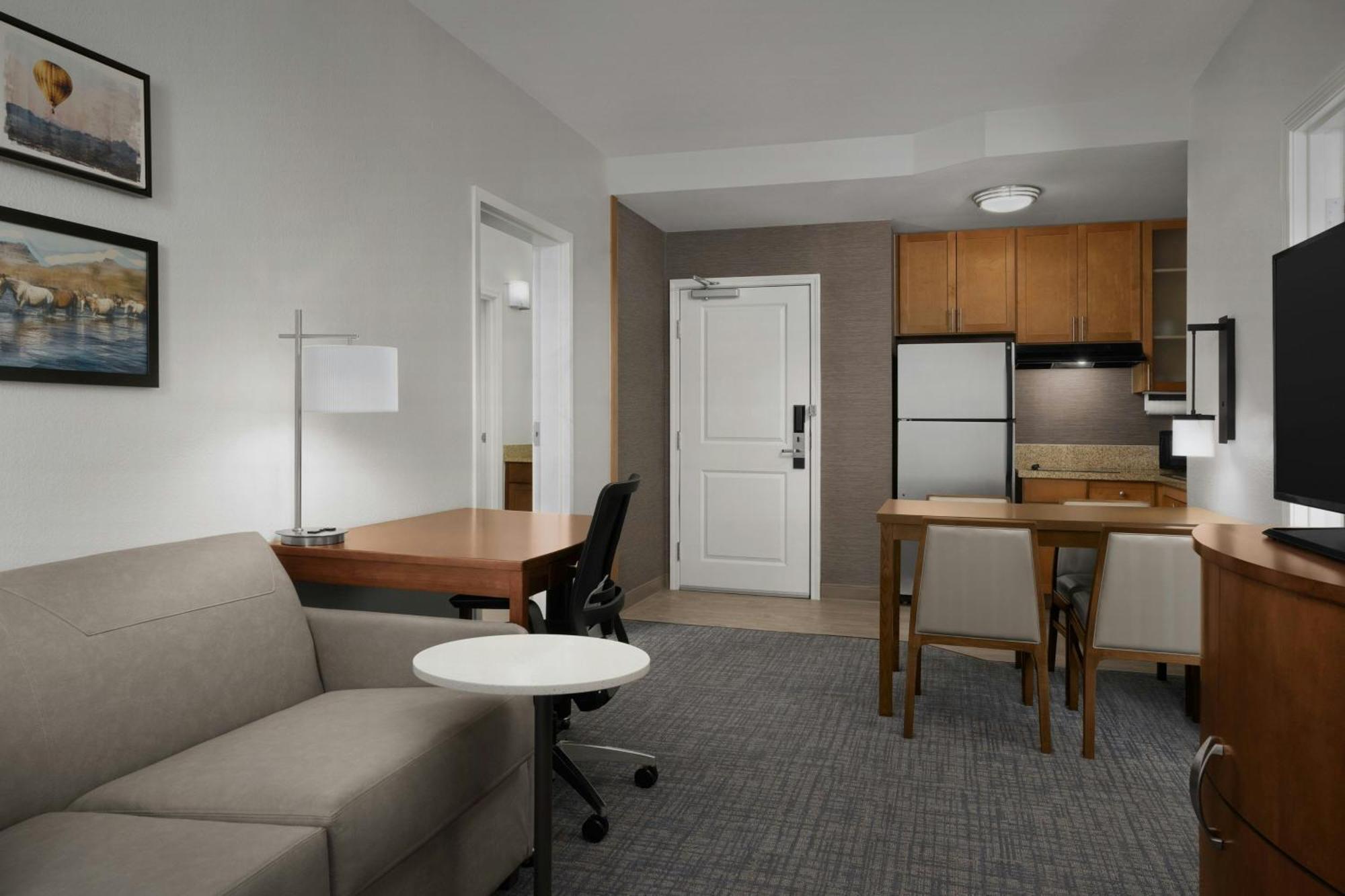 Hotel North Happy Valley 3*