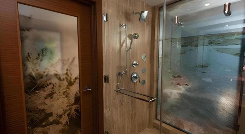 Hotel Vee Quiva & Casino 3*