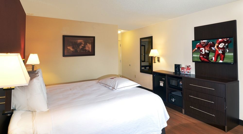 Hotel Red Roof + West 3*