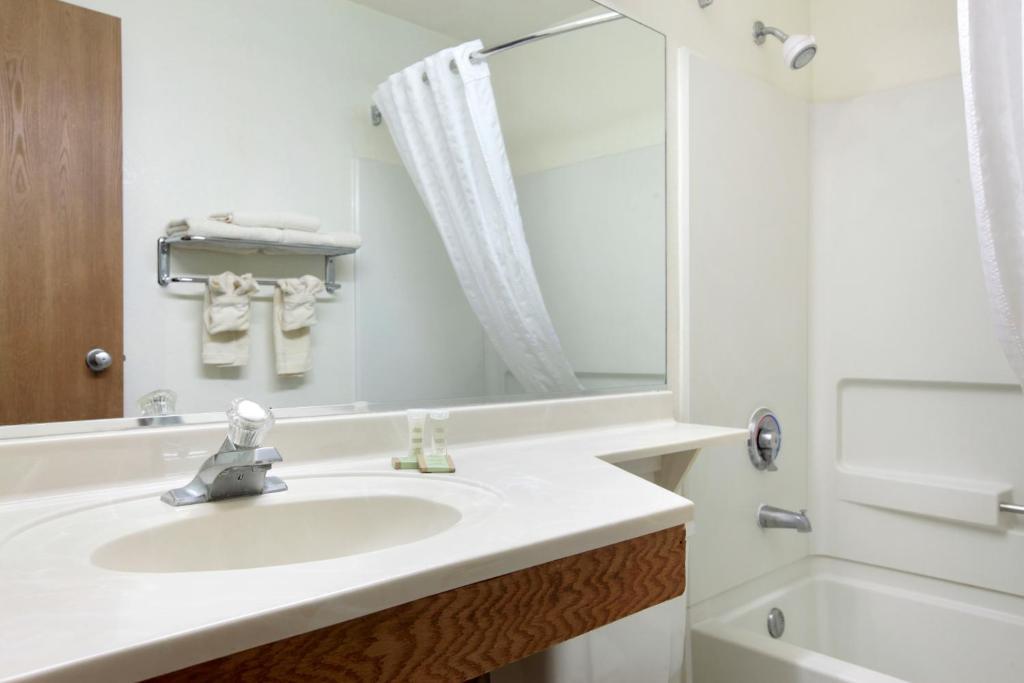 Hotel Super 8 By Wyndham Phoenix 2*