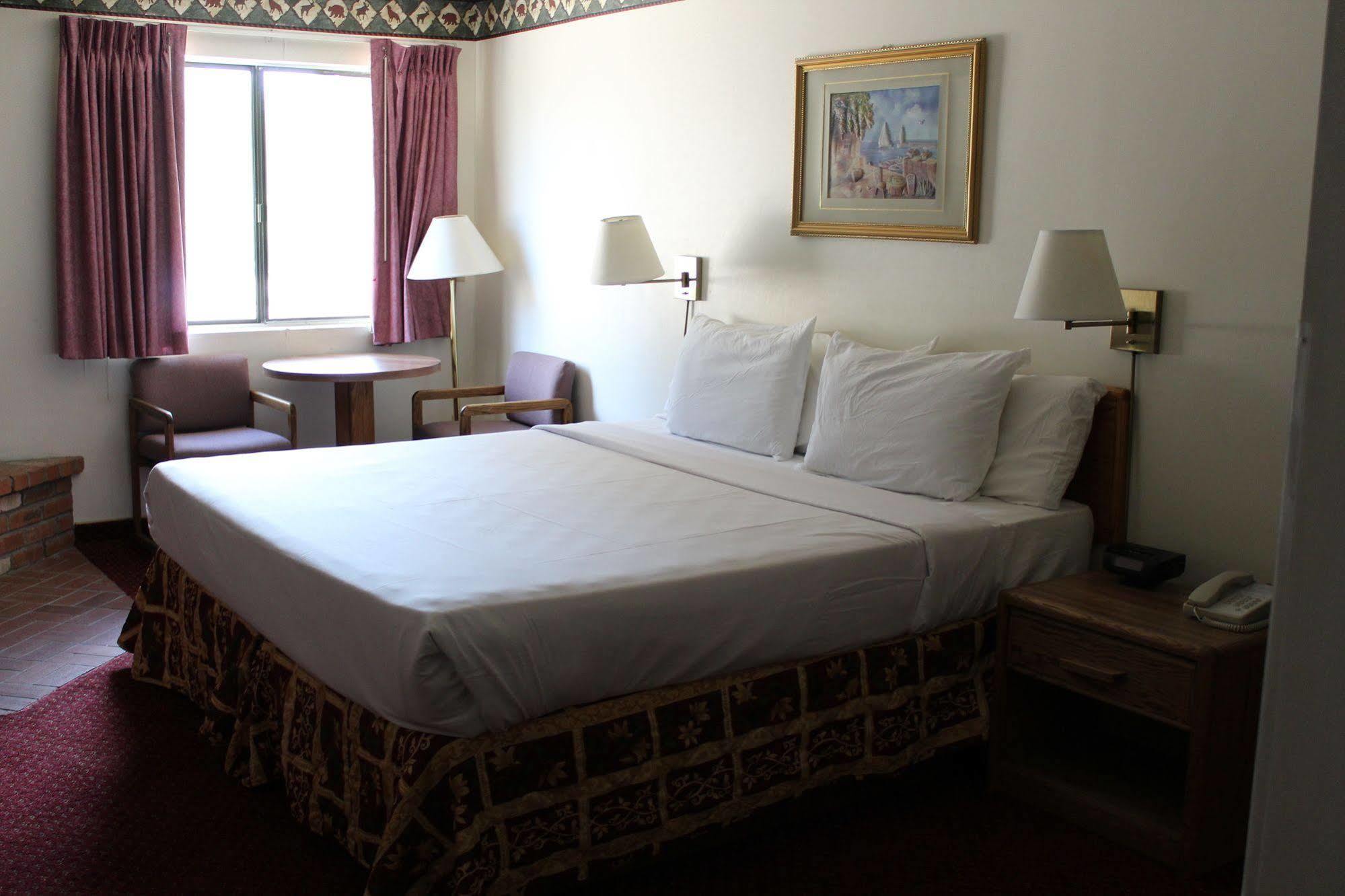 Comfort & Pinetop Show Hotel Lakeside