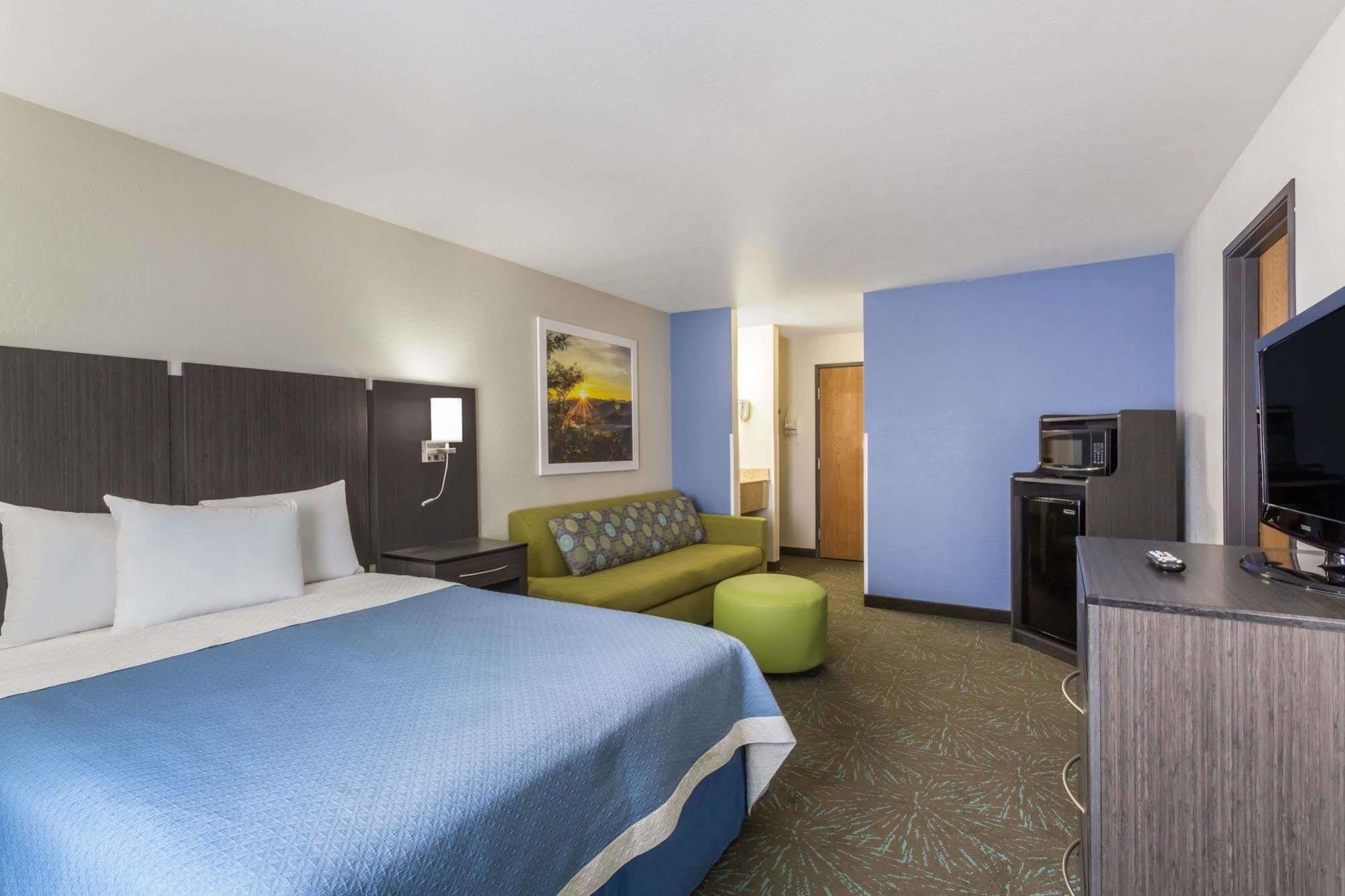 Hotel Days & By Wyndham East 3*