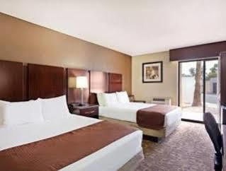 Super 8 By Wyndham Phoenix Hotel