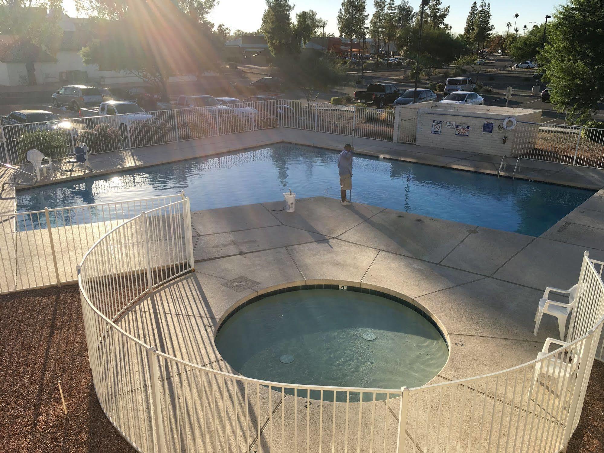 Premier Metro Inn 2*