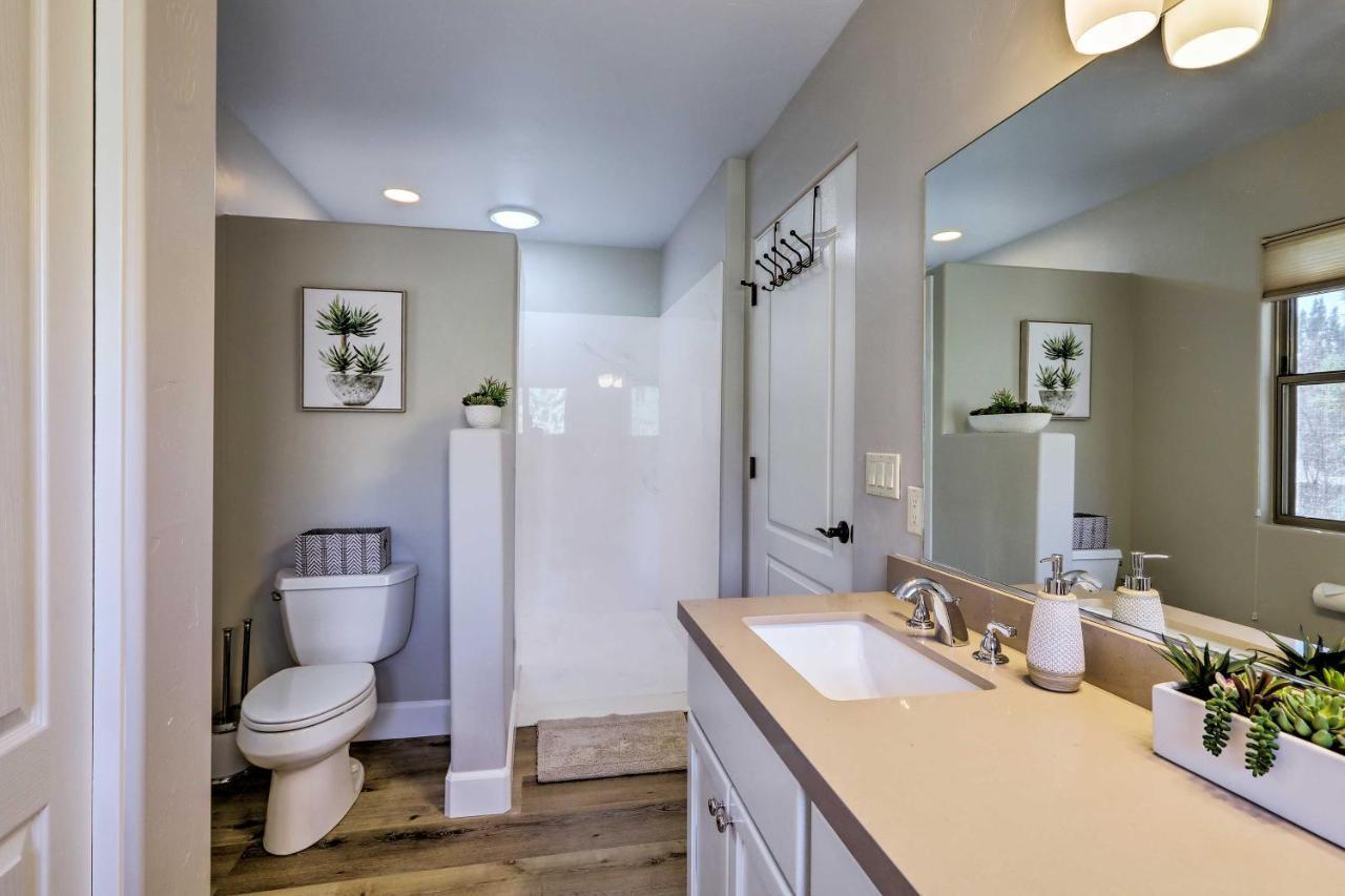Holiday home Luxury Living Remodeled With Red Rock Views!
