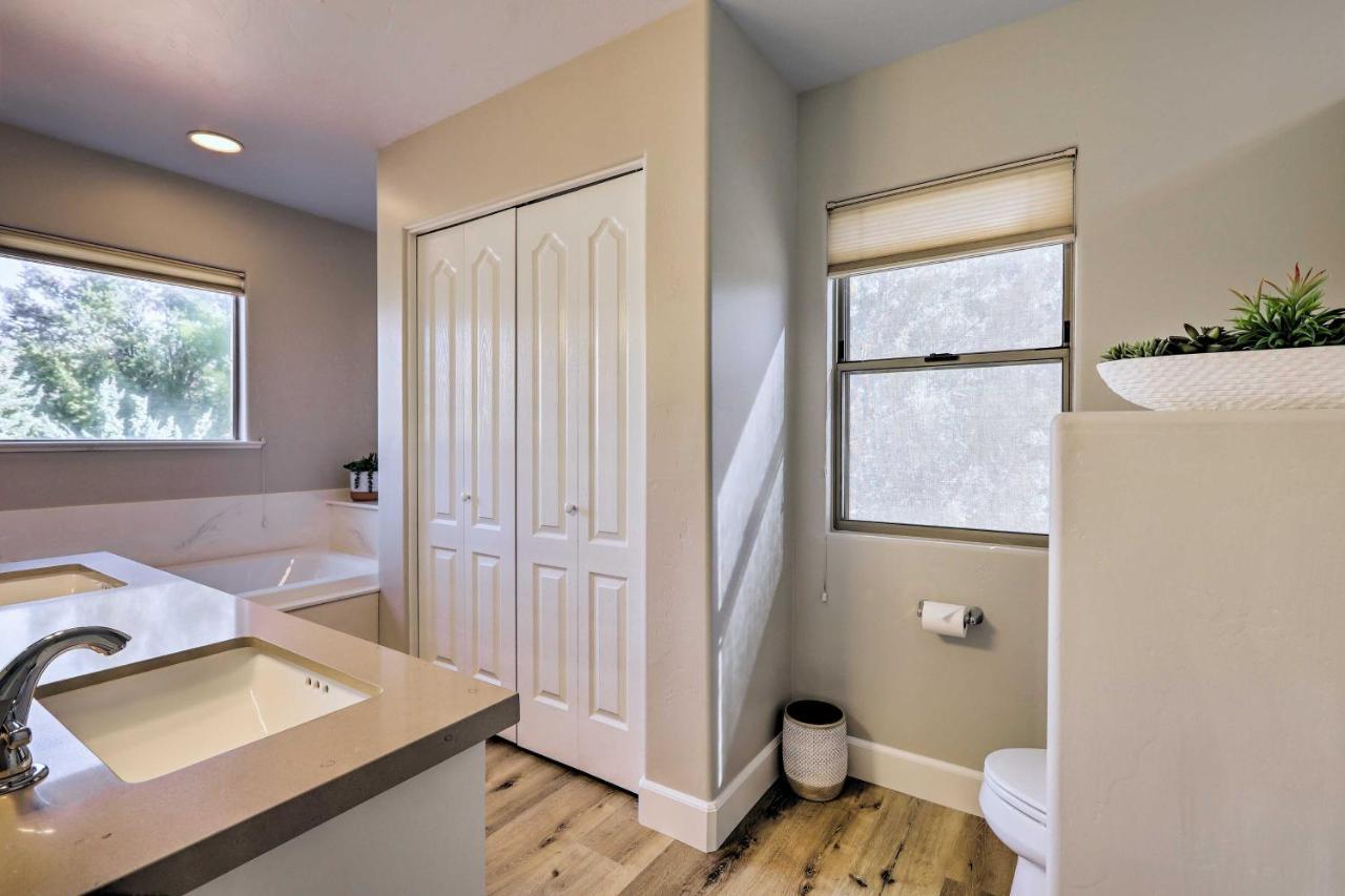 Holiday home Luxury Living Remodeled With Red Rock Views!